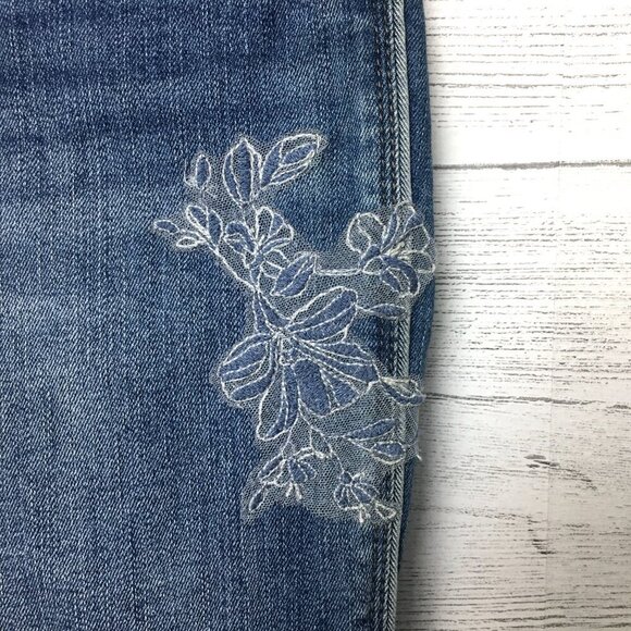 WHBM Women's Jeans The Skinny Embroidered Distressed size 2 length 30" - Picture 2 of 10